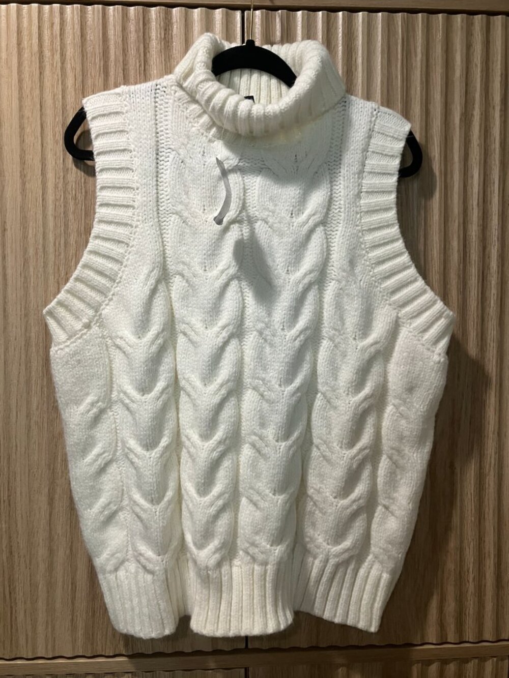 NWT! Oversized White Cableknit Sweater Vest (M)